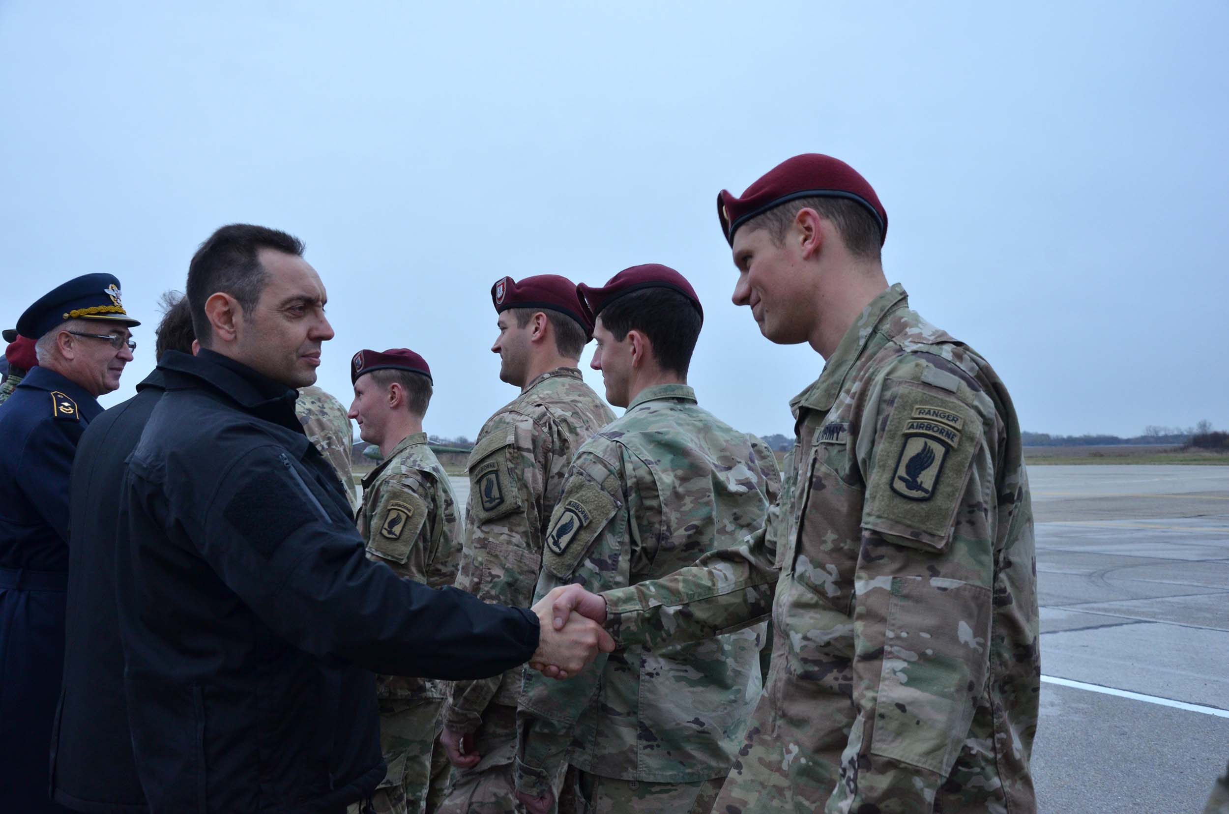Aleksandar Vulin, ministar odbrane republike srbije je svečano dočekao 250 pripadnika oružanih snaga SAD-a na aerodromu Batajnica