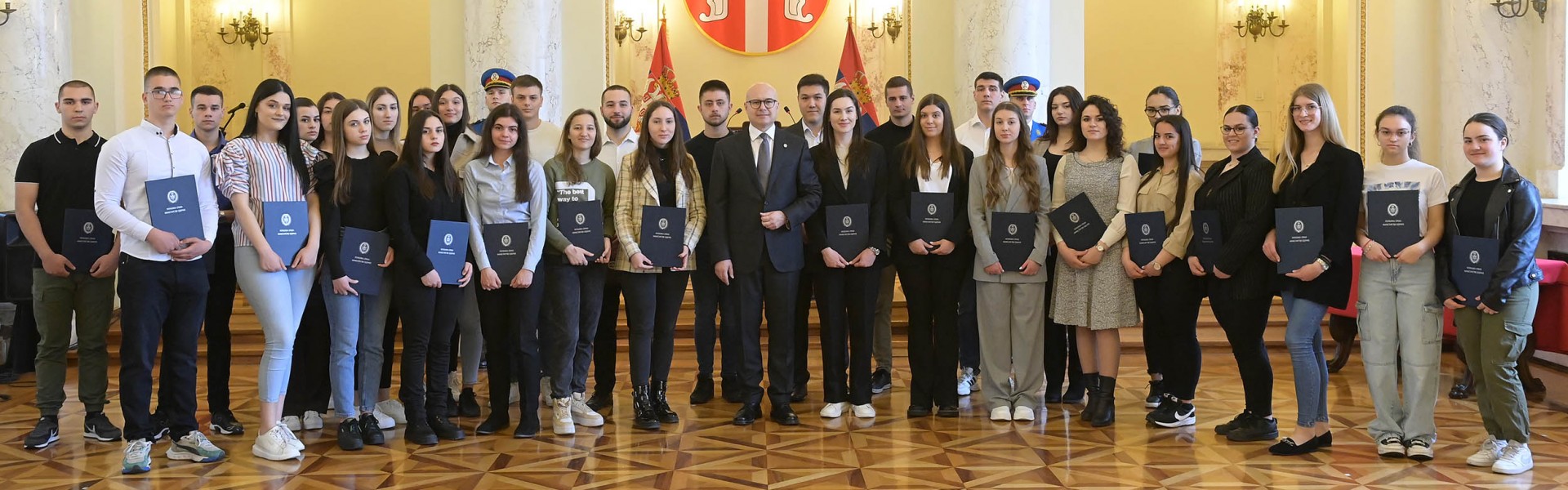 Ministar Vučević uručio ugovore o stipendiranju