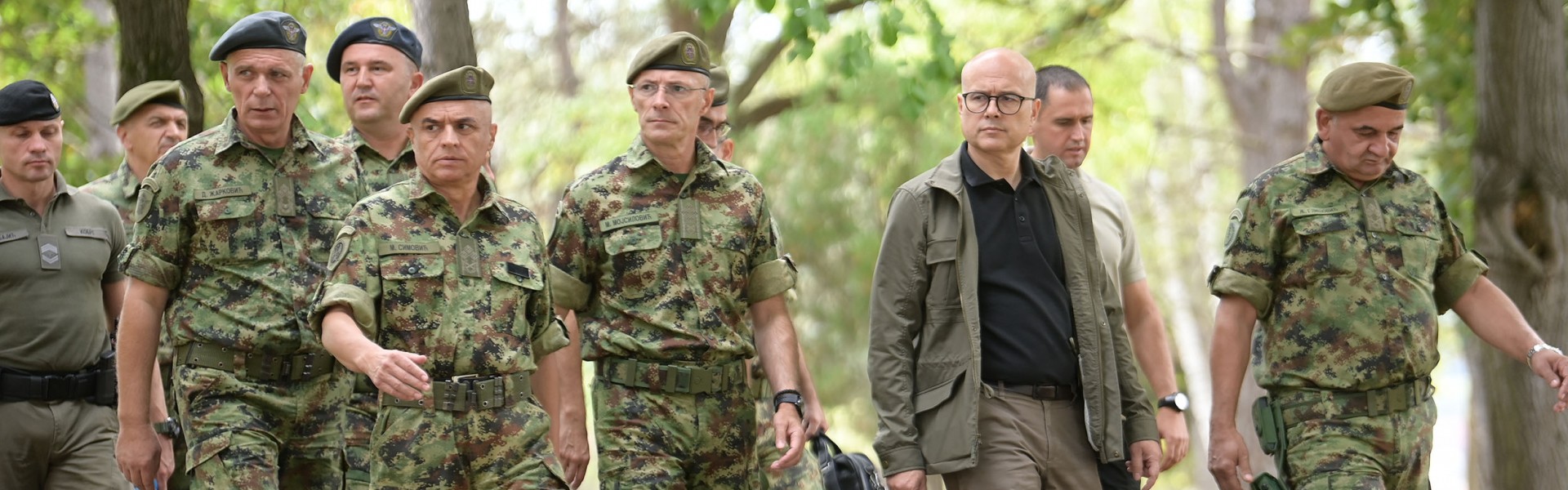 Министар Вучевић стигао у рејон размештаја дела јединица Војске Србије
