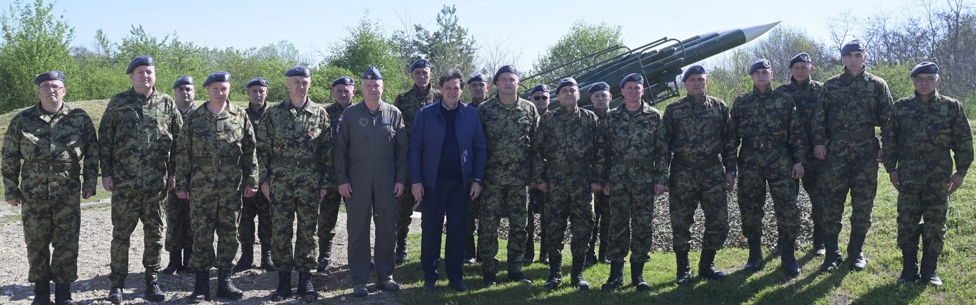 Министар Гашић на Васкрс са припадницима Војске Србије