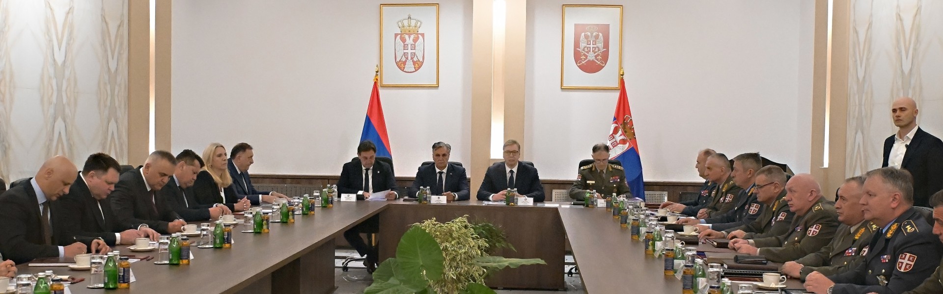 Sastanak predsednika Vučića sa najvišim rukovodstvom Ministarstva odbrane i Vojske Srbije