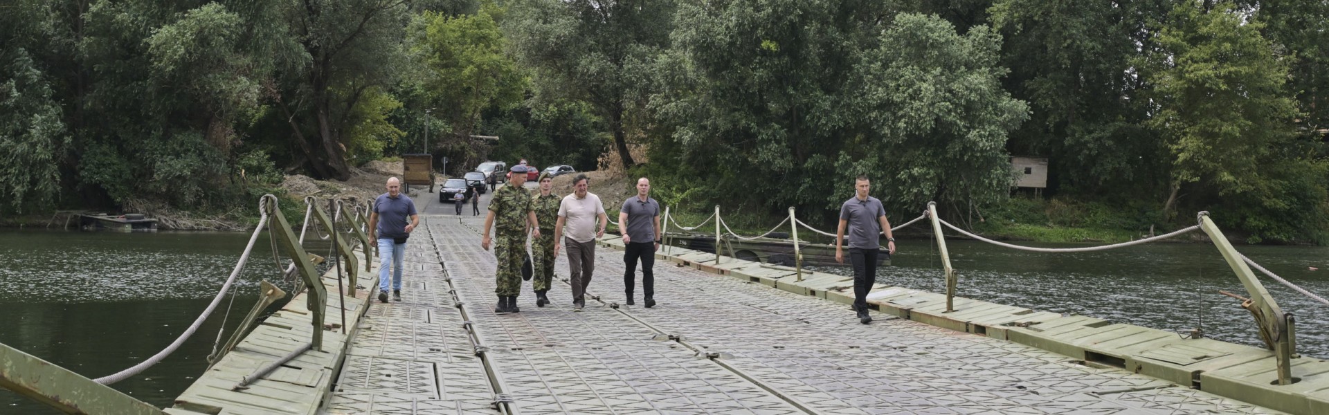 Ministar Gašić obišao posadu pontonskog mosta kod Svilajnca