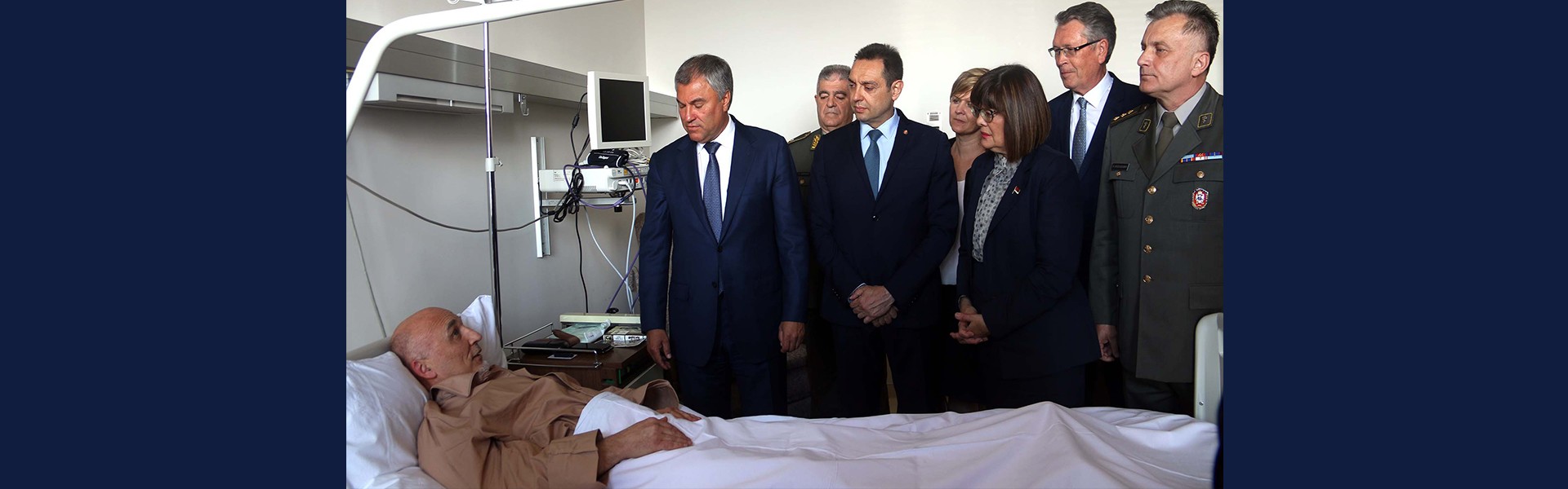 Обилазак повређеног припадника УНМИКА на ВМА | Министарство одбране ...