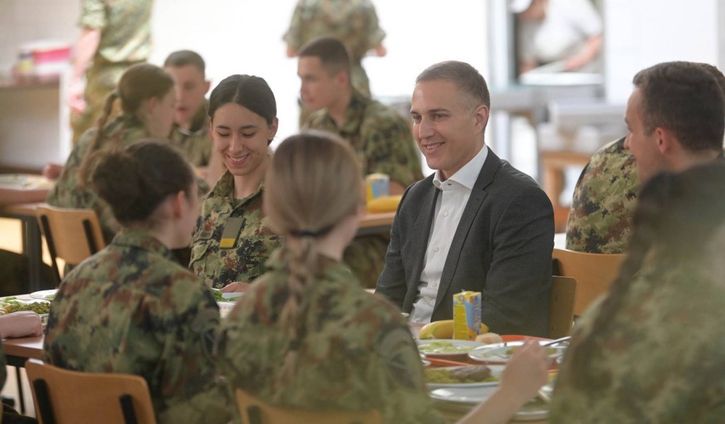 Minister Stefanović has lunch with Military Academy cadets