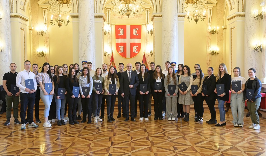 Minister Vučević presents scholarship contracts