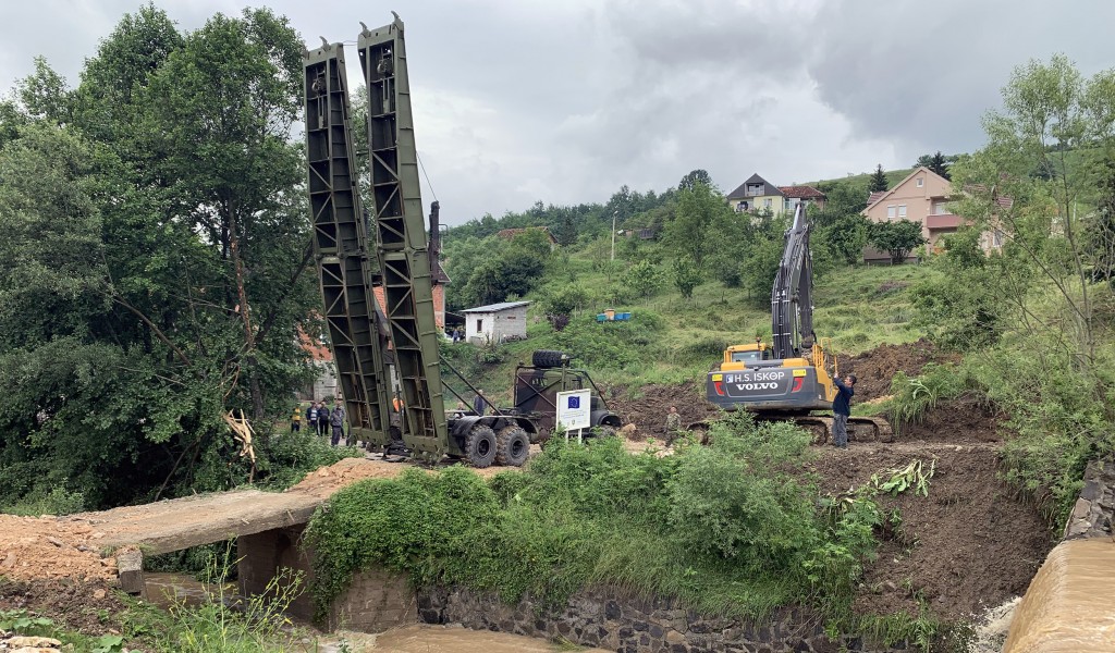 Serbian Armed Forces install temporary bridge near Novi Pazar