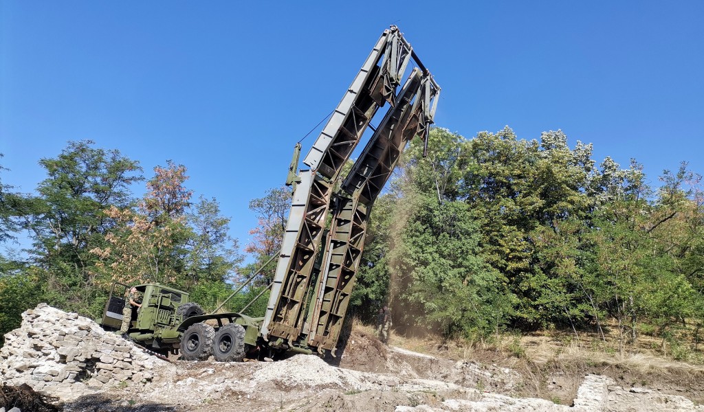 Serbian Armed Forces install temporary bridge on top of Hisar Hill