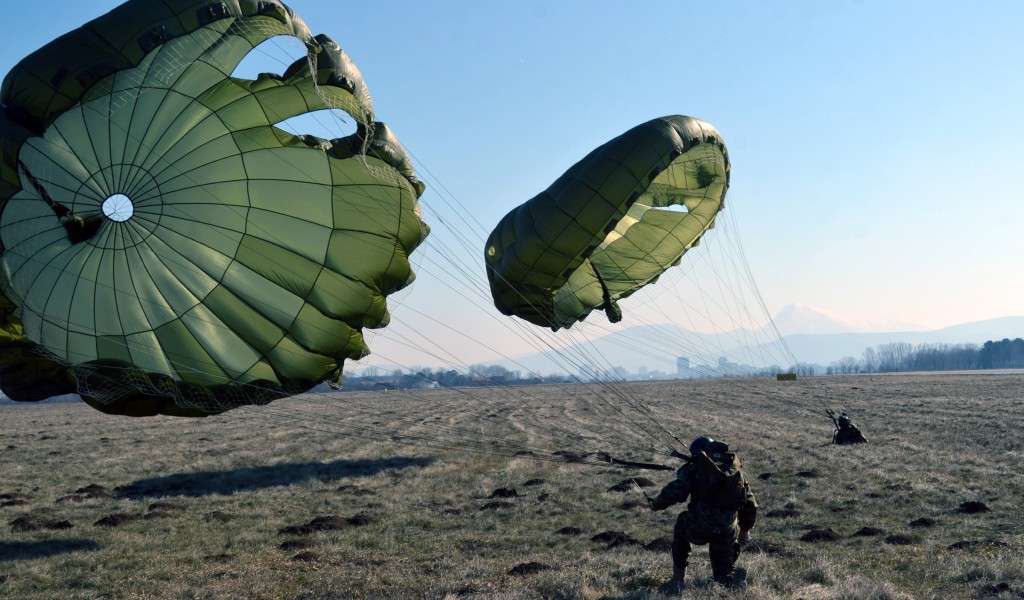 Prvi skokovi najmlađih padobranaca Vojske Srbije