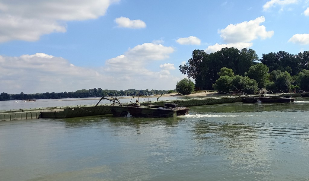 Pontoon bridge to Lido Beach dismantled