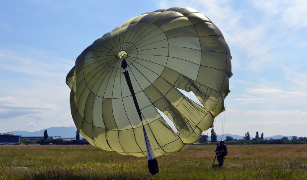 Military service volunteers undergo parachute training