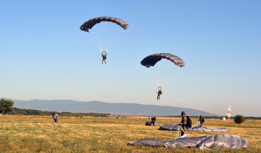 Military paratroopers undergo advanced parachute training