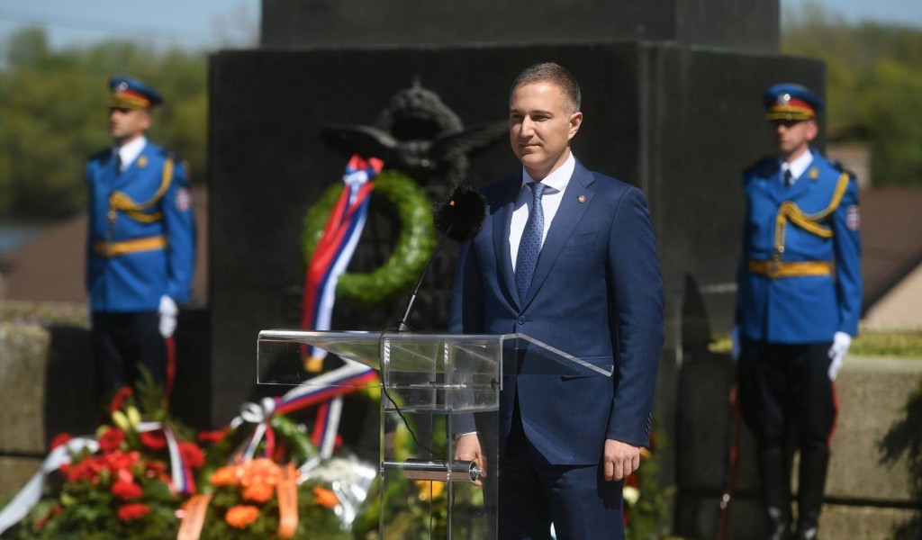 Minister Stefanović lays wreath at Monument to Pilots Defenders of Belgrade