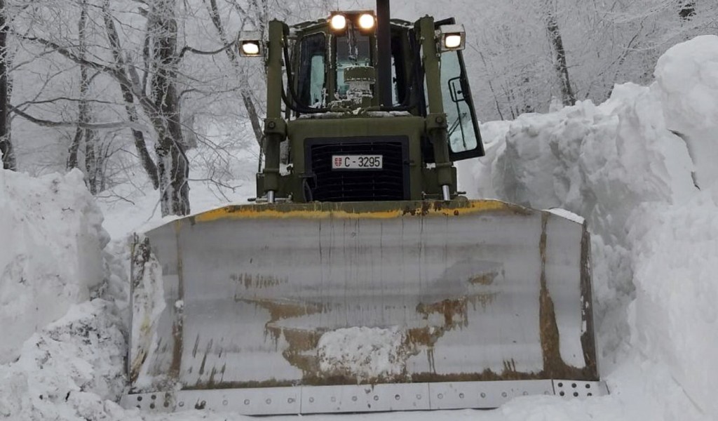 Војскa Србије ангажована на рашчишћавању снежних наноса са путева
