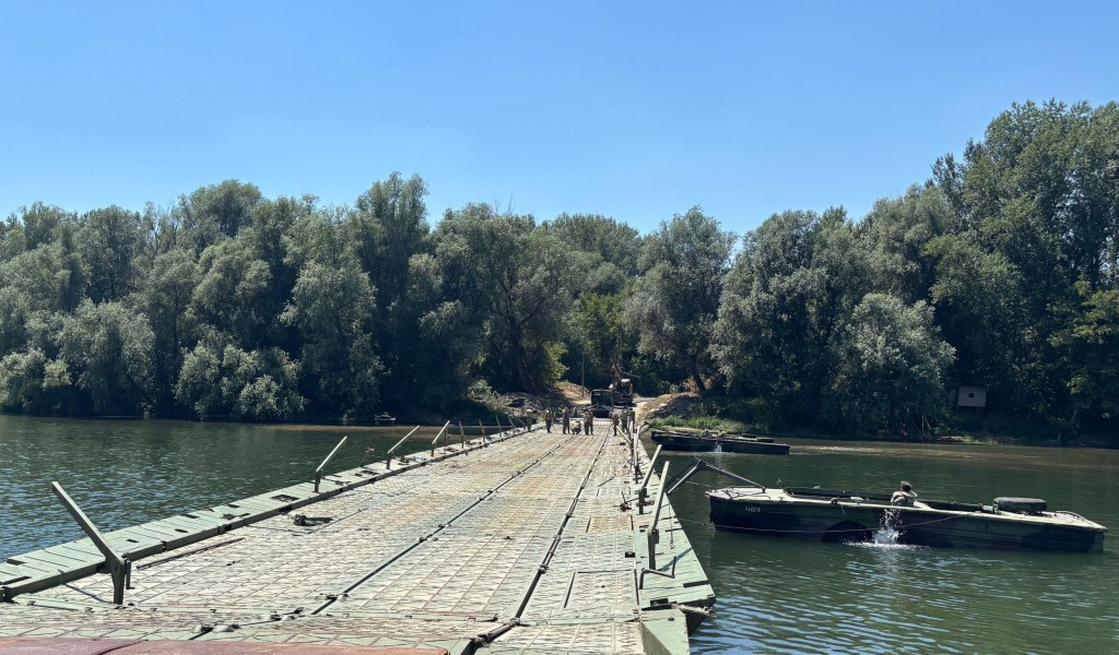 Serbian Armed Forces install Pontoon Bridge across the Velika Morava River
