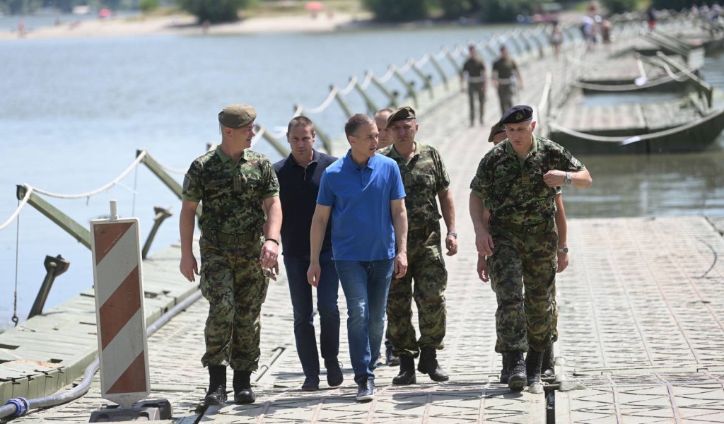 Ministar Stefanović obišao posadu pontonskog mosta ka Lidu