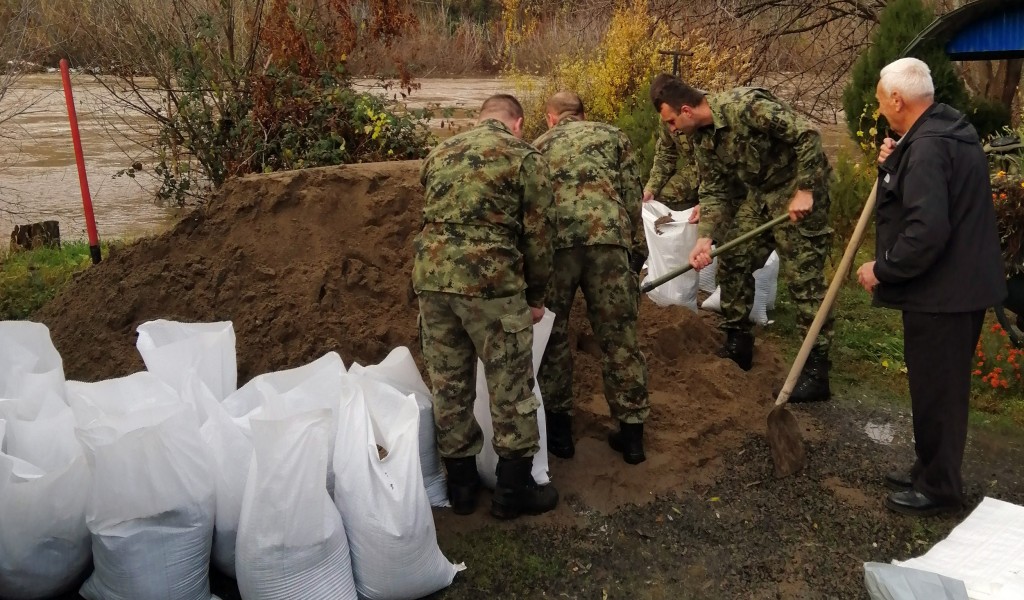Serbian Armed Forces help citizens in flood affected areas