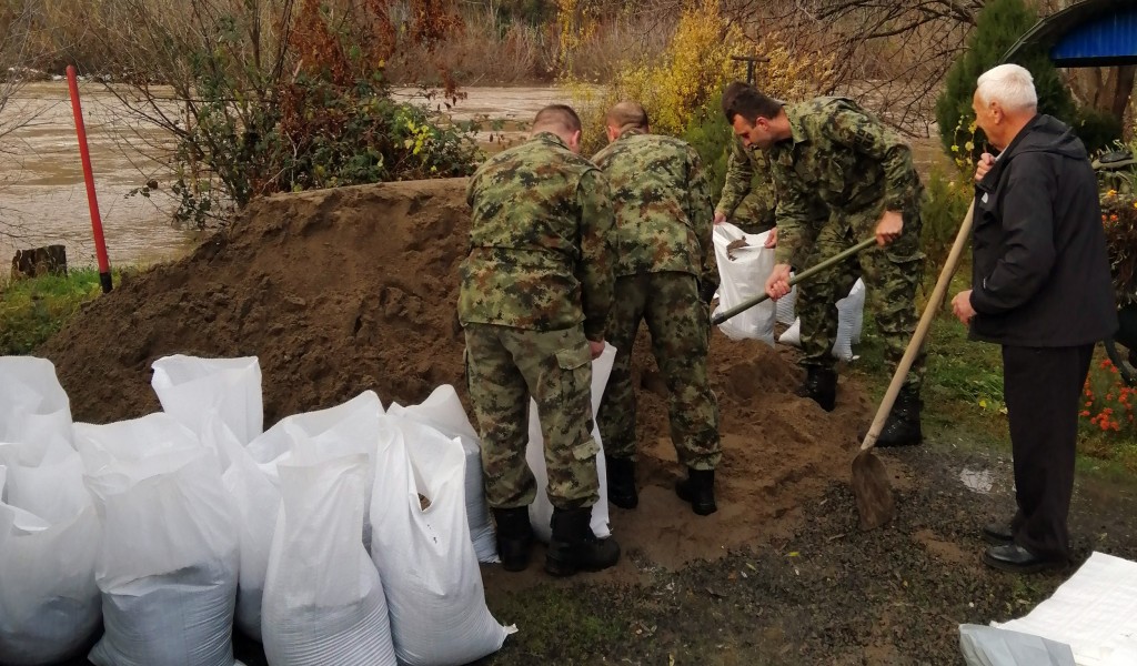 Vojska Srbije pomaže građanima u odbrani od poplava