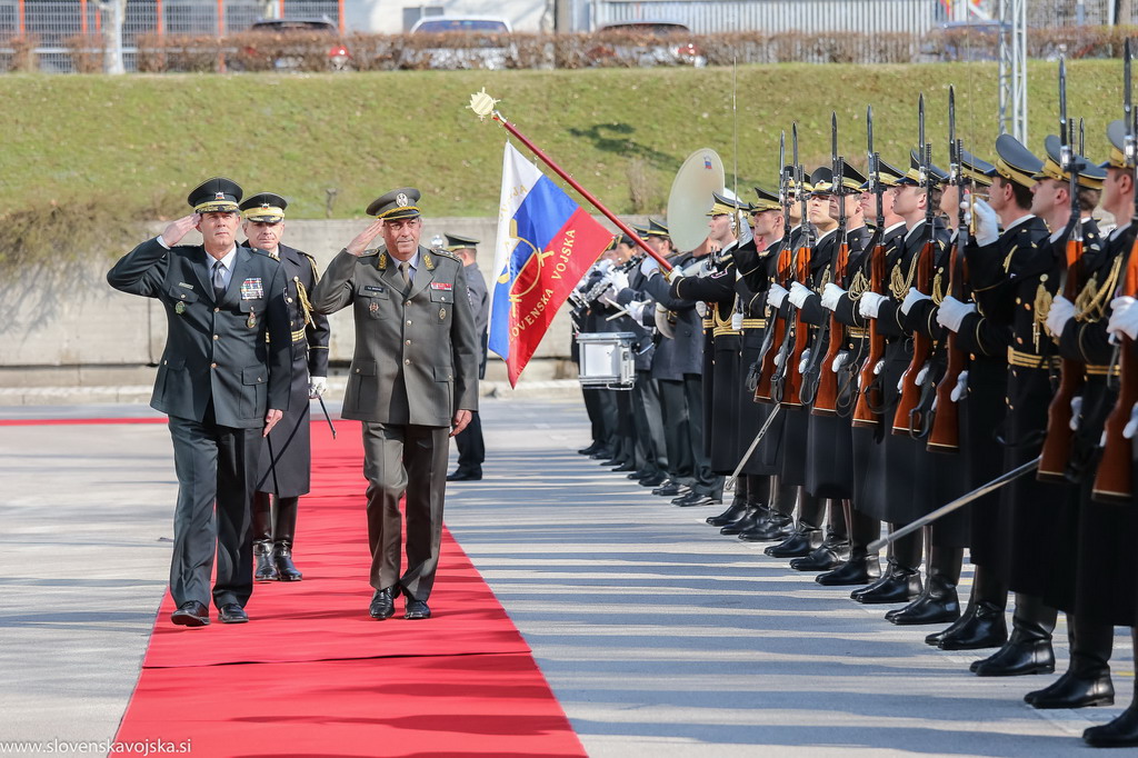 General Dikovic visits the Slovenian Ð rmed Forces