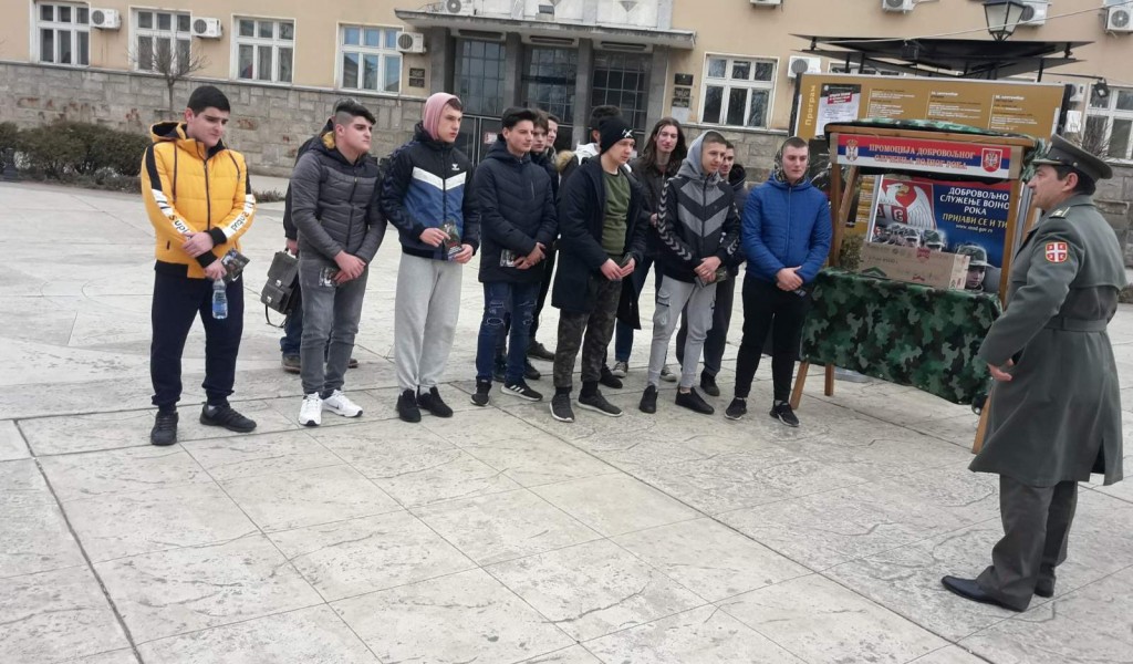Sve veća zainteresovanost mladih za dobrovoljno služenje vojnog roka sa oružjem