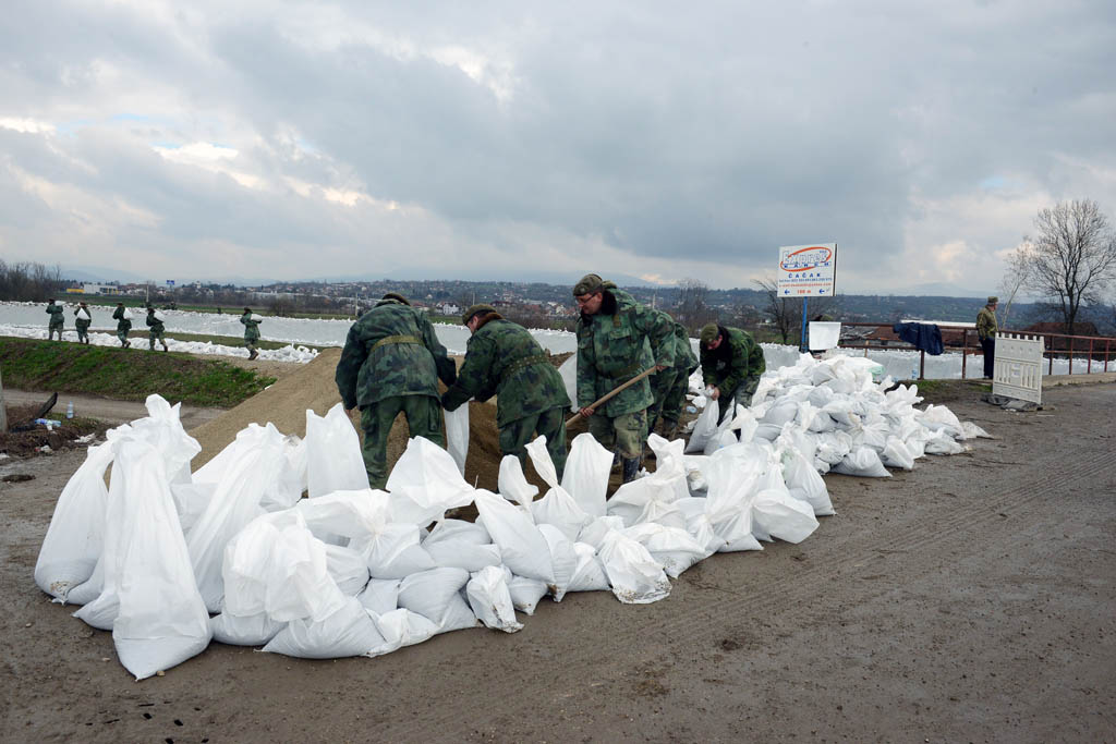 Vojska Srbije pomaže u saniranju posledica poplava u Čačku