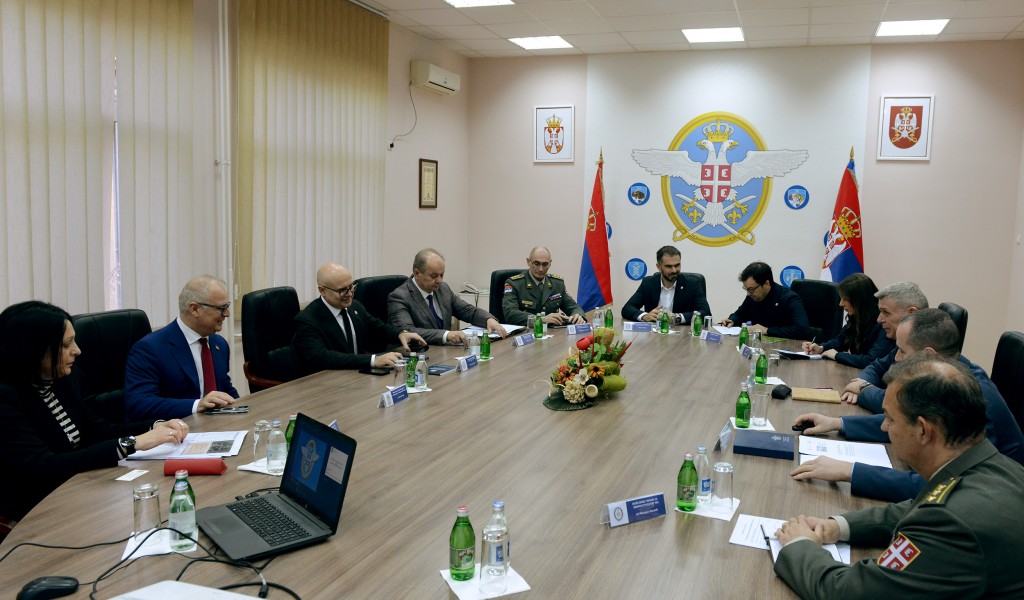 Meeting between ministers Vučević and Vesić on reconstruction of Air Force and Air Defence Command building