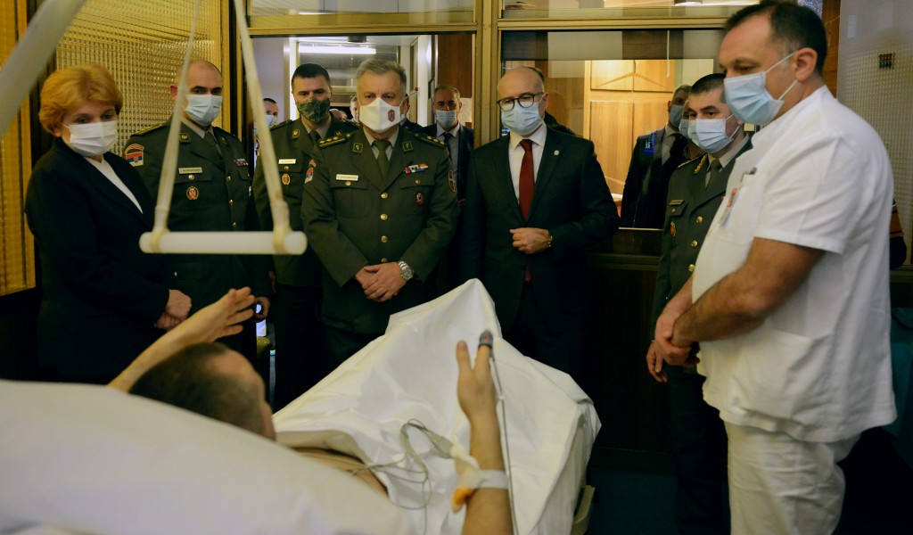 Minister Vučević visits Miljan Delević who was wounded on Bistrica Bridge