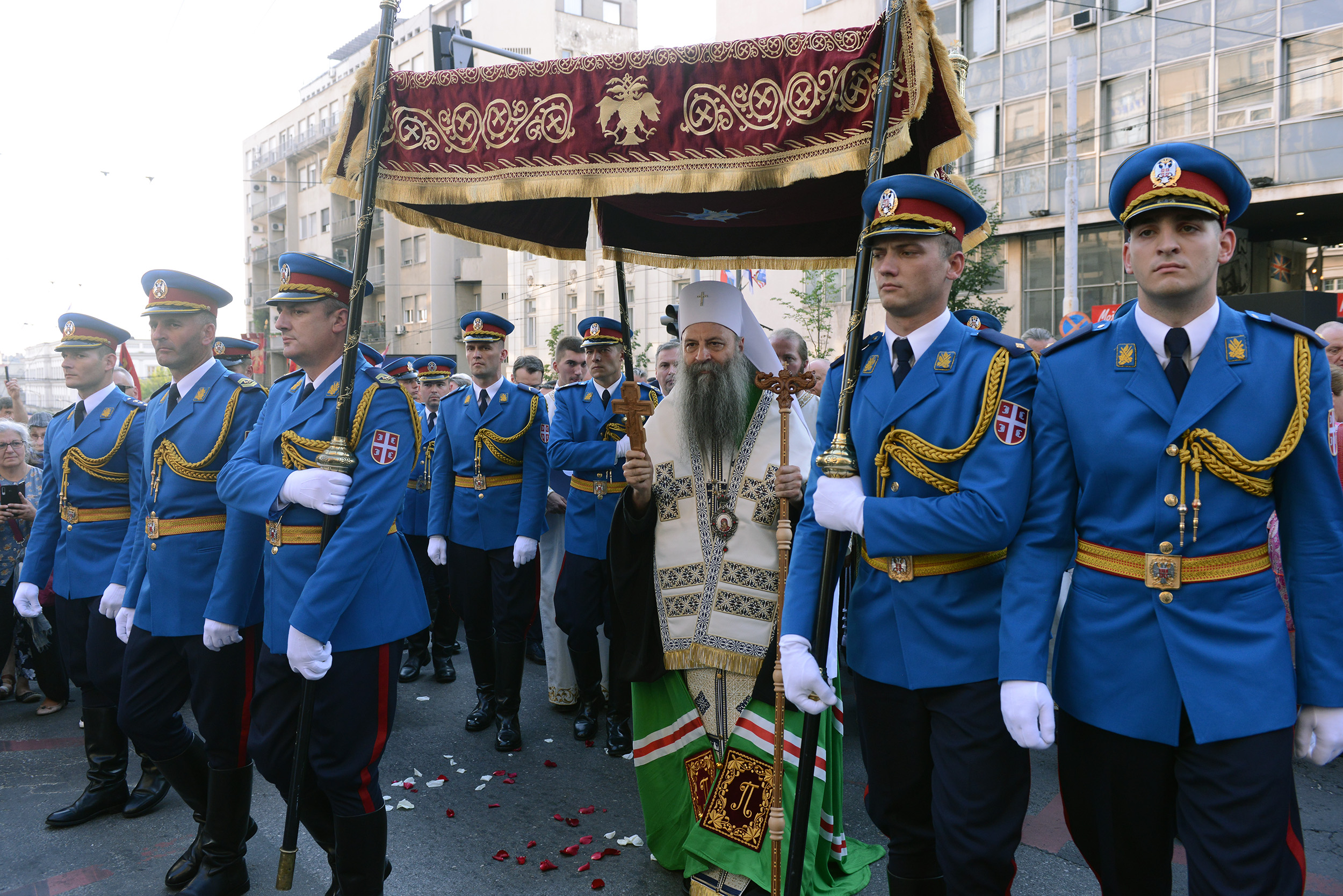 Припадници Министарства одбране и Војске Србије учествовали у Спасовданској литији Београд се моли за мир