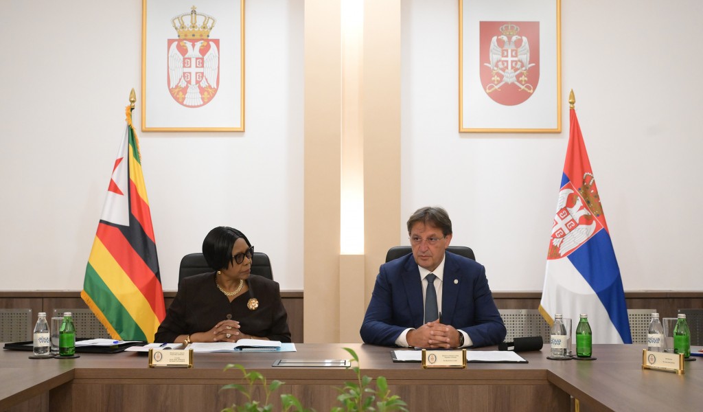 Састанак министра одбране Гашића са министарком одбране Републике Зимбабве