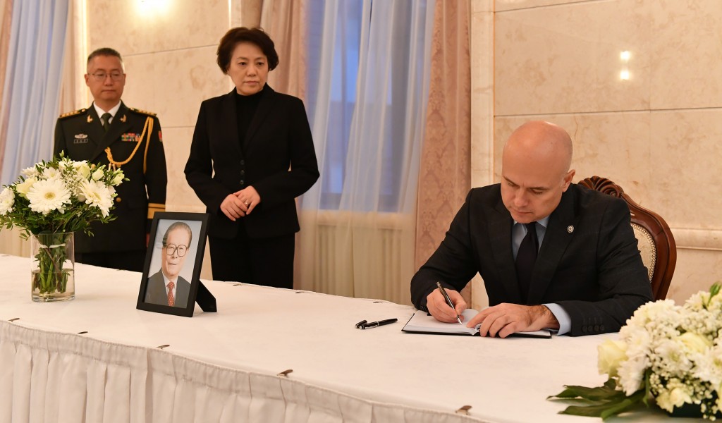 Minister Vučević Signs Book of Condolence for Jiang Zemin
