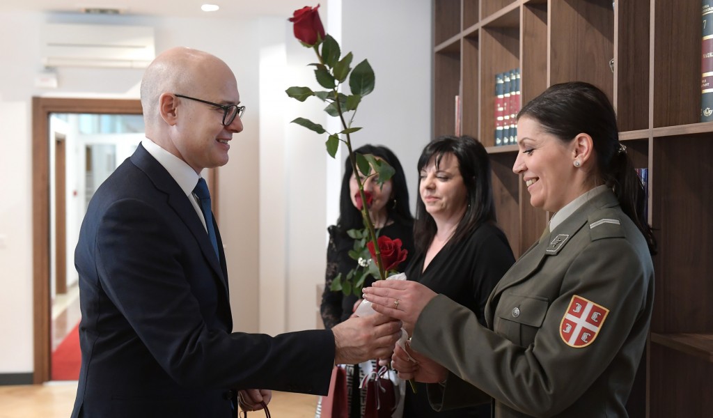Министар Вучевић честитао 8 март Међународни дан жена