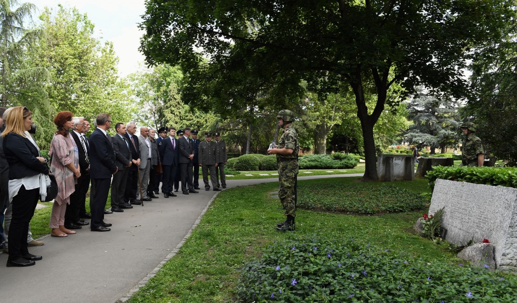 Ceremonija uzimanja grumena zemlje kod spomenika Crvenoarmejcu