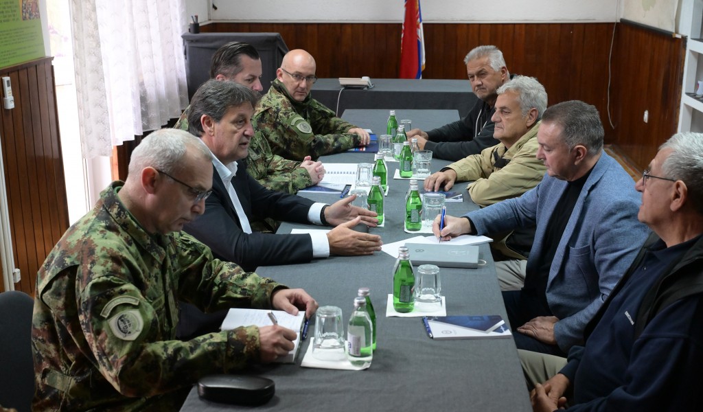 Министар Гашић разговарао са представницима мештана Равне Реке 