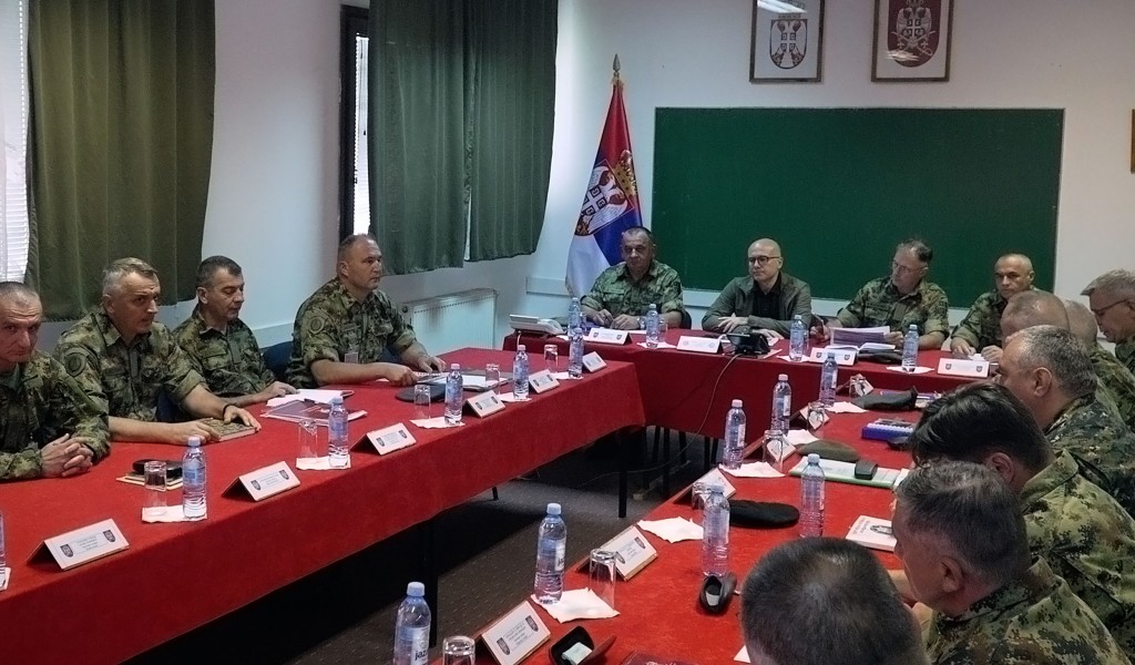 Састанак министра Вучевића и генерала Мојсиловића са командантима дела јединица Војске Србије
