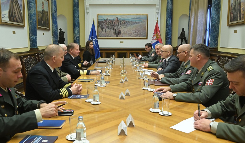 Састанак министра Вучевића са командантом Команде здружених снага Напуљ адмиралом Манчом