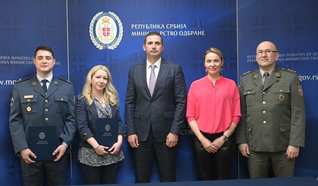 Prizes presented to winners of second cycle of military history quiz