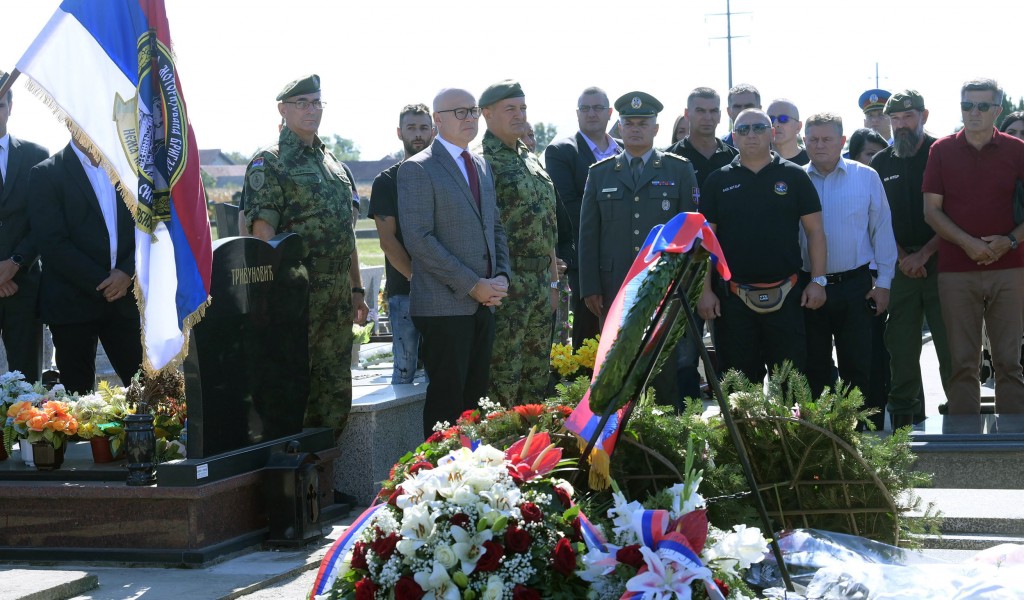Ministar Vučević otkrio spomen ploču i položio venac na grob dobrovoljca Janoša Rauka