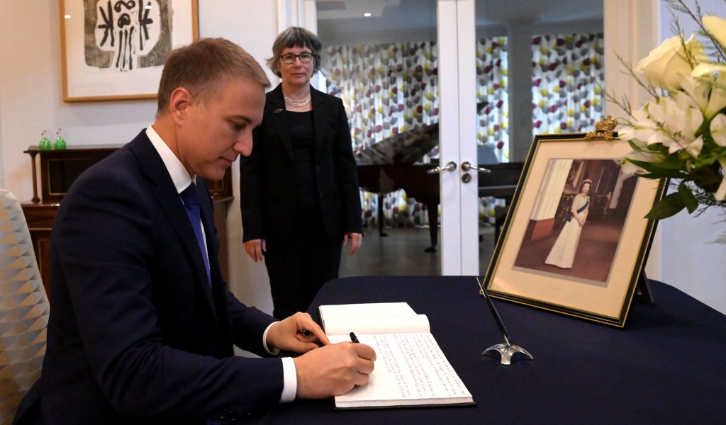 Министар Стефановић се уписао у књигу жалости поводом смрти краљице Елизабете II