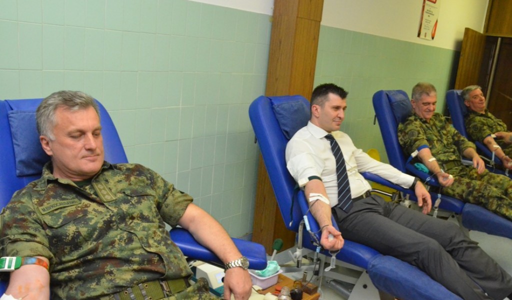 Ministar Đorđević sa saradnicima donirao krv