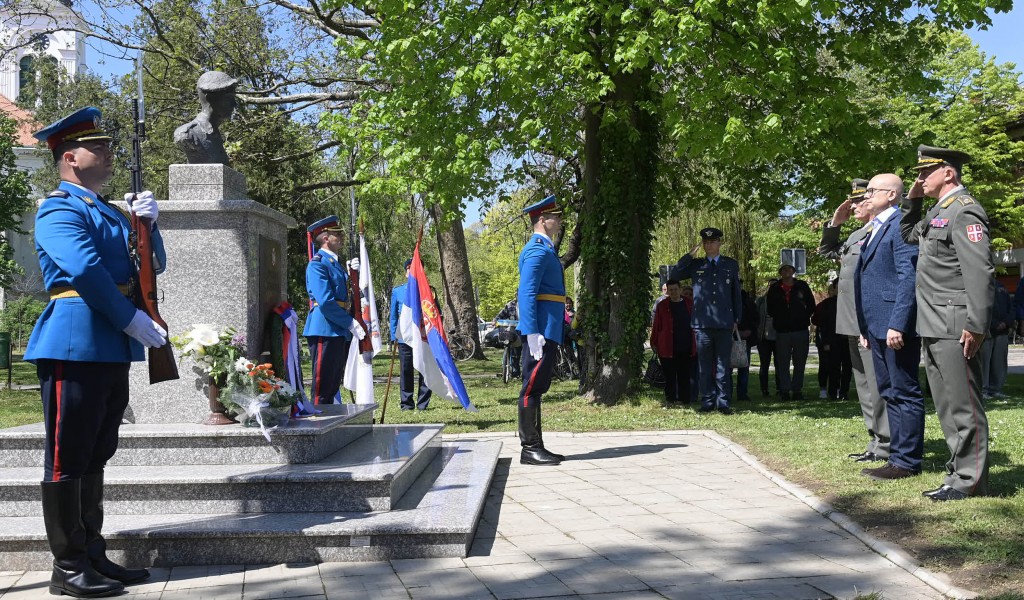 Minister Vučević lays wreath at monument to fallen soldier of Battle of Košare Tibor Cerna