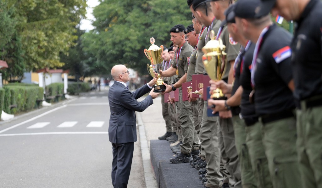 Minister Vučević presents trophy to MP units competition winners