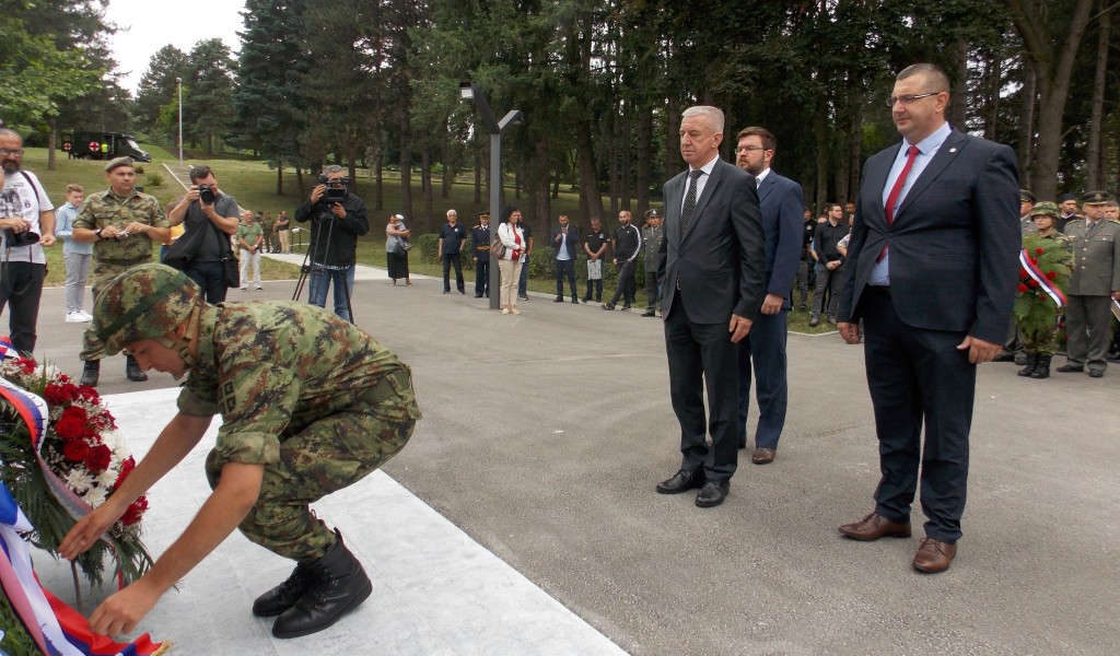 Полагање венаца на спомен обележје погинулим припадницима 549 моторизоване бригаде