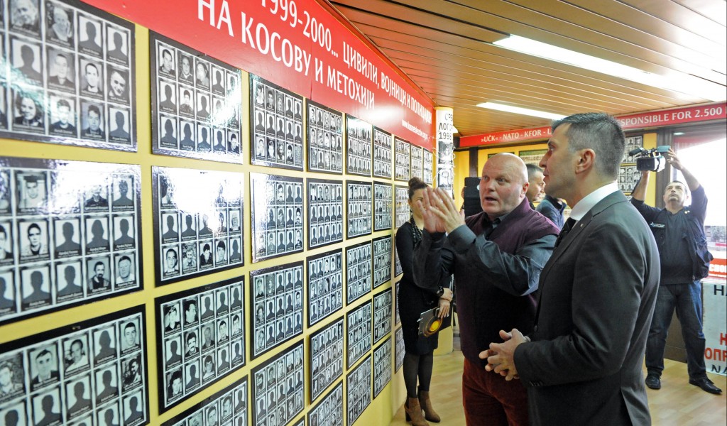 Министар одбране обишао Спомен собу Kосметске жртве 
