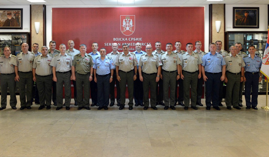 Генерал Диковић са официрима који су завршили Генералштабно усавршавање 