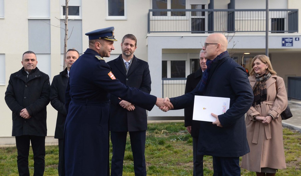 Министар Вучевић уручио кључеве од станова припадницима снага безбедности