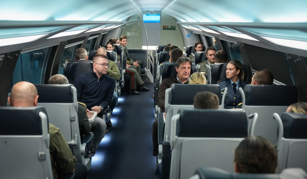 Minister Gašić travels to Subotica with Military Academy cadets on board Soko high speed train