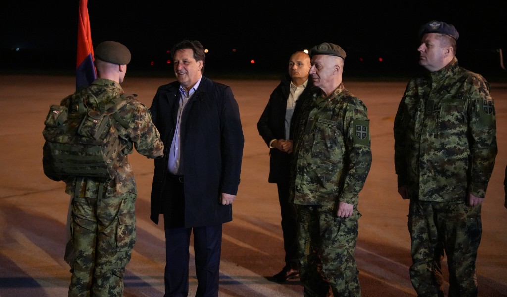 Minister Gašić welcomes SAF members returning from Lebanon