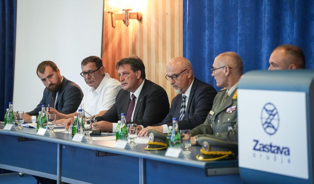 Minister Gašić visits Serbian Defence Industry factories in Kragujevac
