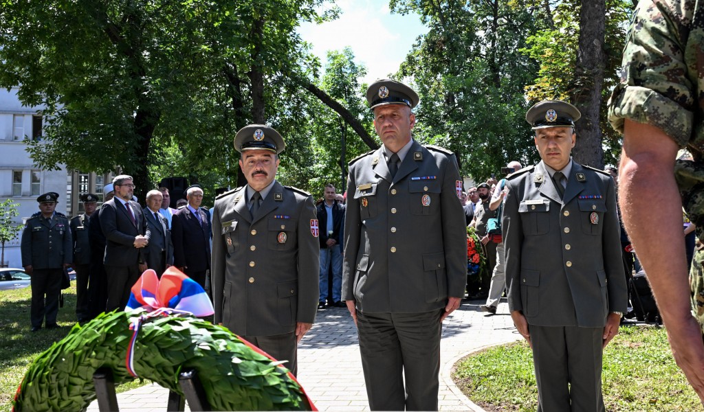 MOD and SAF delegation lays wreath at Monument to Košare Heroes