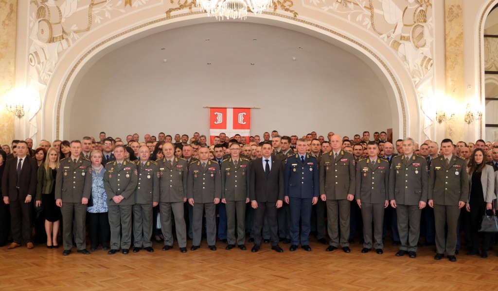 Министар Вулин Србија се поноси припадницима система одбране