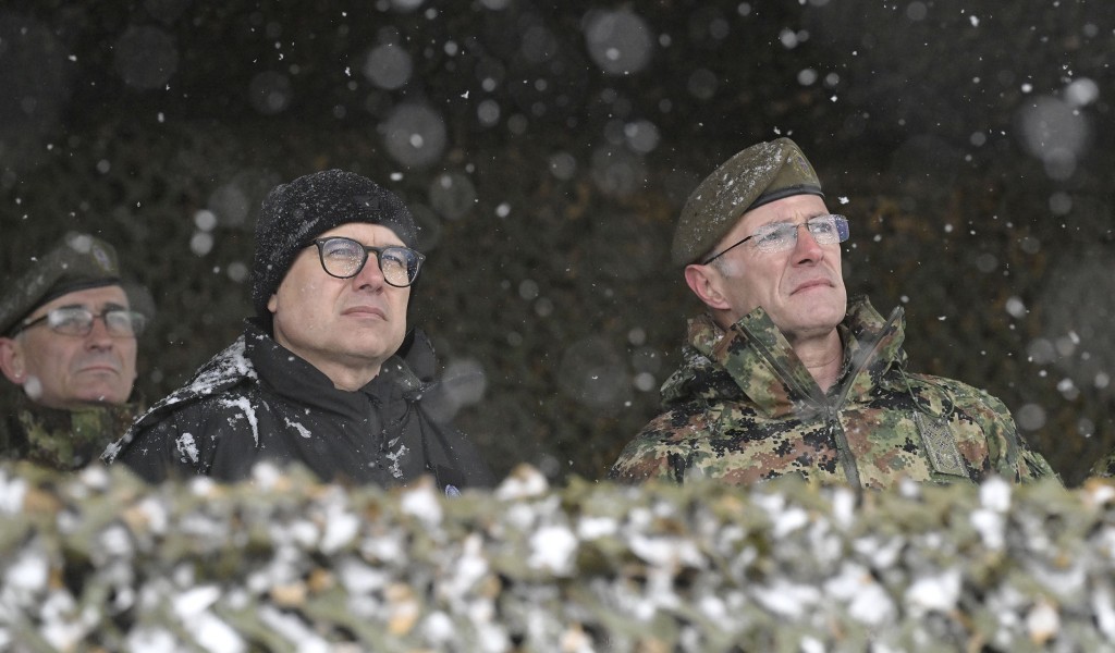 Министар одбране и начелник Генералштаба обишли снаге Војске Србије на вежби на Пештеру 